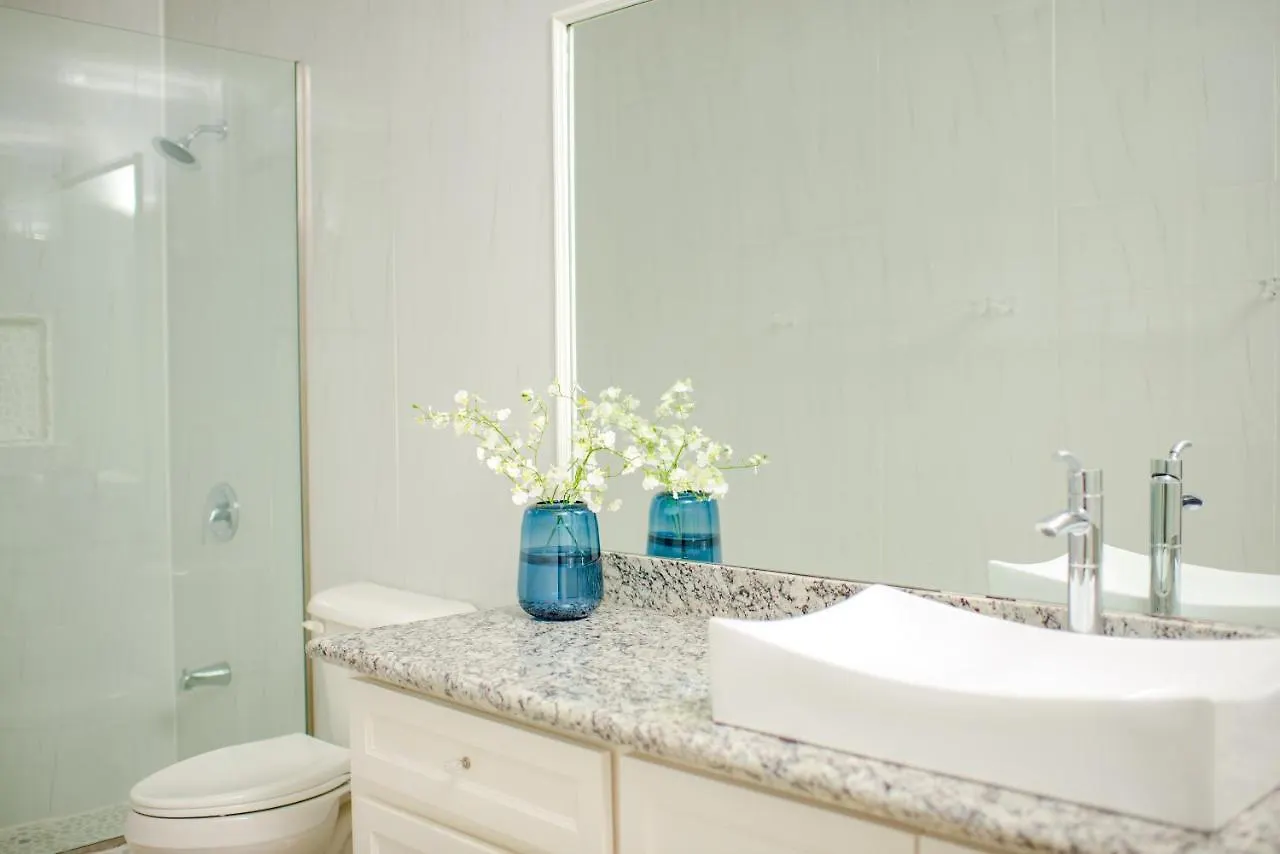 Apartamento Whispering Seas Oceanfront Suite Ocho Ríos